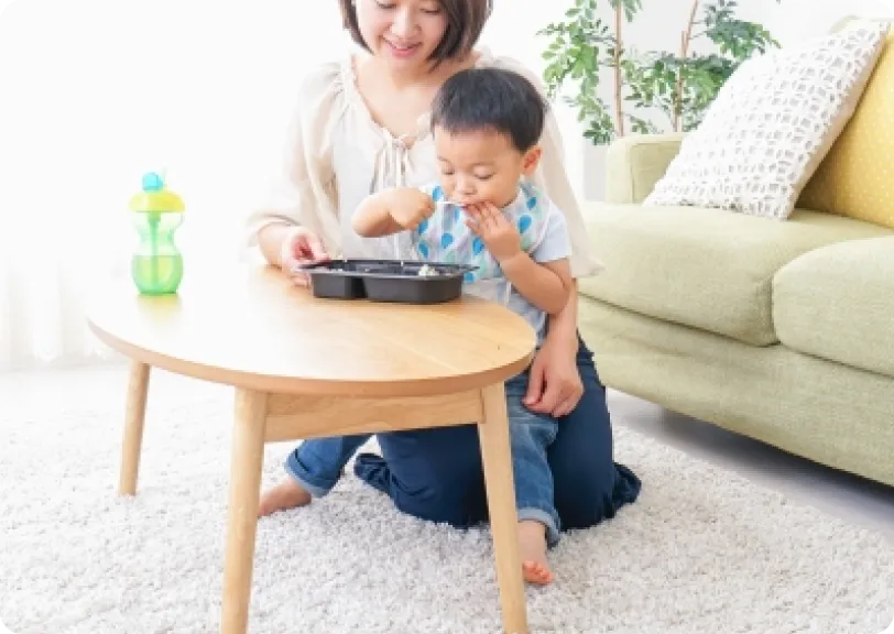 リビングでくつろぐ親子のイメージ